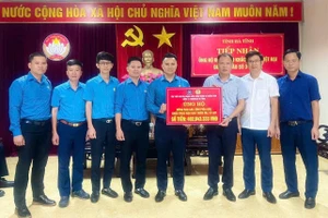 Công đoàn Formosa Hà Tĩnh trao hơn 402 triệu đồng ủng hộ người dân phía Bắc khắc phục bão lụt.