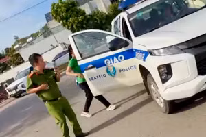 Lực lượng CSGT đưa thí sinh đến điểm thi đúng thời gian quy định.