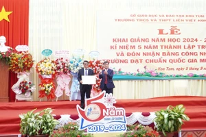 Thầy Lê Đắc Tường, Hiệu trưởng Trường THCS và THPT Liên Việt Kon Tum đón nhận Bằng công nhận đạt chuẩn quốc gia mức độ 2 – năm 2024 từ Phó Chủ tịch UBND tỉnh Nguyễn Hữu Tháp.