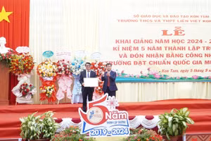 Thầy Lê Đắc Tường, Hiệu trưởng Trường THCS và THPT Liên Việt Kon Tum đón nhận Bằng công nhận đạt chuẩn quốc gia mức độ 2 – năm 2024 từ Phó Chủ tịch UBND tỉnh Nguyễn Hữu Tháp.