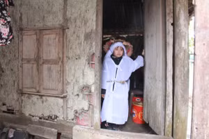 Bố mẹ và em gái lần lượt qua đời để lại cháu bé 8 tuổi chịu cảnh côi cút, tang thương.