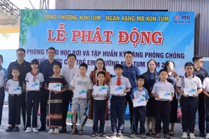 Kon Tum đẩy mạnh phong trào học bơi, phòng chống đuối nước cho trẻ em