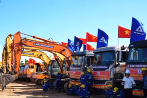 Dàn máy móc phục vụ lễ khởi công.