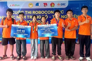 Trường THCS Thực hành Sư phạm Lý Tự Trọng giành giải Ba chung cuộc và giải điều khiển robot xuất sắc nhất.