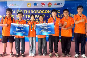 Trường THCS Thực hành Sư phạm Lý Tự Trọng giành giải Ba chung cuộc và giải điều khiển robot xuất sắc nhất.