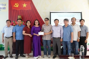 15 triệu tiền mặt được trao đến Trường THPT Nguyễn Diêu.