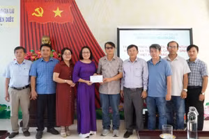 15 triệu tiền mặt được trao đến Trường THPT Nguyễn Diêu.