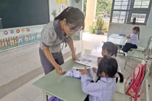 Giáo viên và học sinh ở biên giới Ia Mơ.