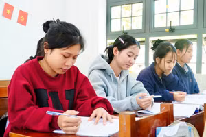 Học sinh Trường PTDTNT THCS&THPT An Lão ôn tập những ngày cận kề kỳ thi.