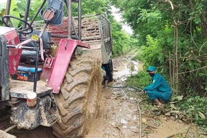 Thay vì xử phạt phương tiện làm rơi, rớt bùn đất, lực lượng chức năng phường Nguyễn Trãi (TP Kon Tum) mở điểm rửa xe cho người dân.