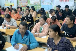 Học viên tại lớp xóa mù chữ ở Ya Ly.