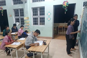 Cô Y Giang hướng dẫn học viên cách đọc, viết.