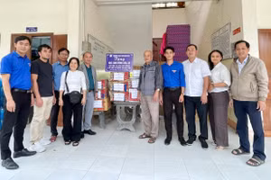 Trường THCS Tam Quan Bắc sẻ chia khó khăn, mất mát sau bão lũ đến thầy và trò Trường THCS Nhơn Bình.