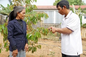 Cán bộ xã Kon Đào tuyên truyền, giúp người dân áp dụng khoa học kỹ thuật vào sản xuất, từng bước thoát nghèo.