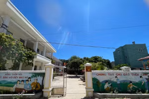 Trường học trên xã đảo Nhơn Châu được quan tâm đầu tư khang trang, sạch đẹp.