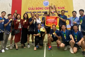 Ban tổ chức trao giải Nhất cho đội thi đấu xuất sắc.