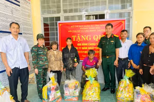 Nhân kỷ niệm 77 năm ngày Thương binh - Liệt sỹ Hội phụ nữ Phòng tham mưu Bộ chỉ huy Quân sự tỉnh Kon Tum thăm, tặng quà cho gia đình chính sách, người có công.