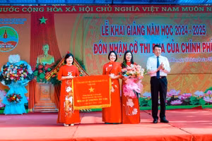 Ông Trần Anh Chung, Chủ tịch UBND TP Thanh Hoá trao Cờ thi đua Chính phủ cho Trường THCS Điện Biên. 