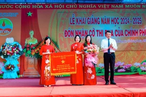 Ông Trần Anh Chung, Chủ tịch UBND TP Thanh Hoá trao Cờ thi đua Chính phủ cho Trường THCS Điện Biên. 