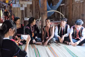 Thầy giáo Ninh Văn Dậu cùng học sinh chắt lọc, chuyển ngữ, ghi chép cẩn thận về truyện cổ Jrai.