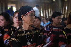 Cử tri làng O2 tham gia bỏ phiếu.