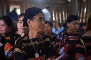 Cử tri làng O2 tham gia bỏ phiếu.