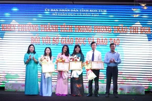 Các cá nhân thuộc Sở GD&ĐT được tuyên dương, khen thưởng.