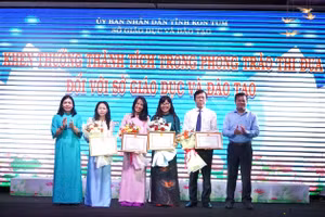 Các cá nhân thuộc Sở GD&ĐT được tuyên dương, khen thưởng.