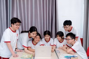 Học sinh iSchool Ninh Thuận sử dụng, ứng dụng AI trong tìm kiếm tài liệu học tập.