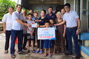 Báo GD&TĐ cùng đại diện chính quyền địa phương trao quà bạn đọc đến hoàn cảnh 4 cháu bé.