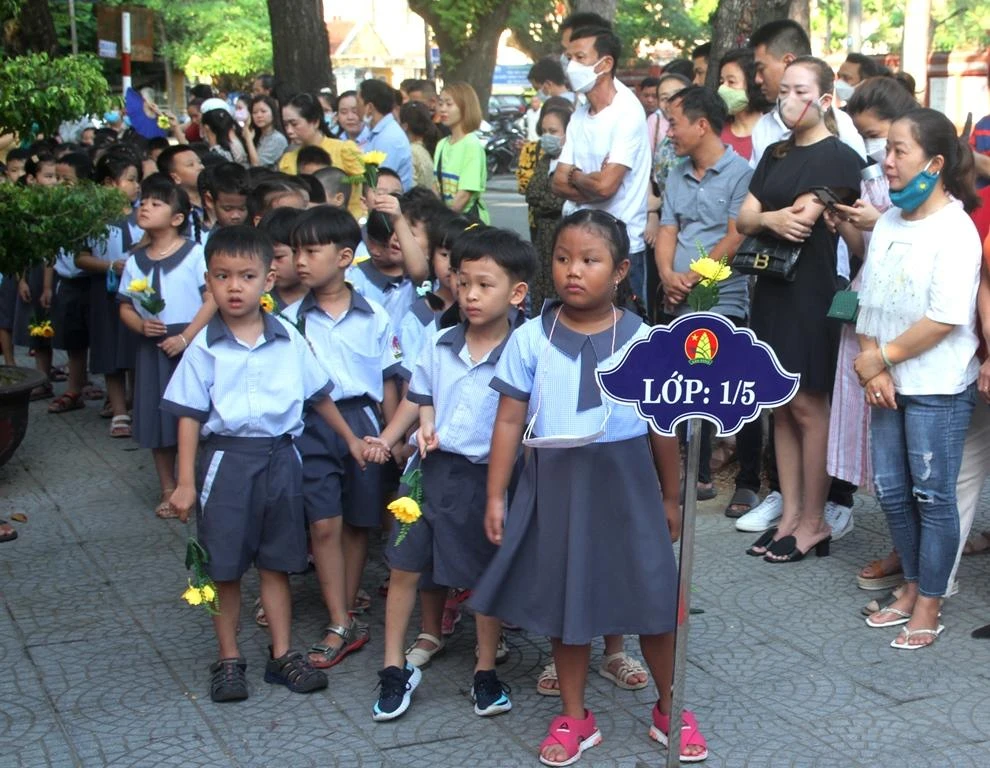 Học sinh khối 1 Trường tiểu học Vĩnh Ninh, TP Huế xếp hàng trước cổng trường trước lễ khai giảng.