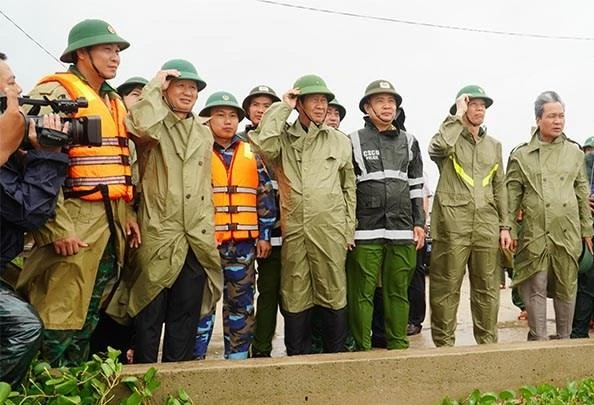 Phó Thủ tướng kiểm tra tuyến đê chắn biển thuộc xã Phú Thuận, huyện Phú Vang (tỉnh Thừa Thiên - Huế) sáng 28/9. Phó Thủ tướng kiểm tra tuyến đê chắn biển thuộc xã Phú Thuận, huyện Phú Vang (tỉnh Thừa Thiên - Huế) sáng 28/9.