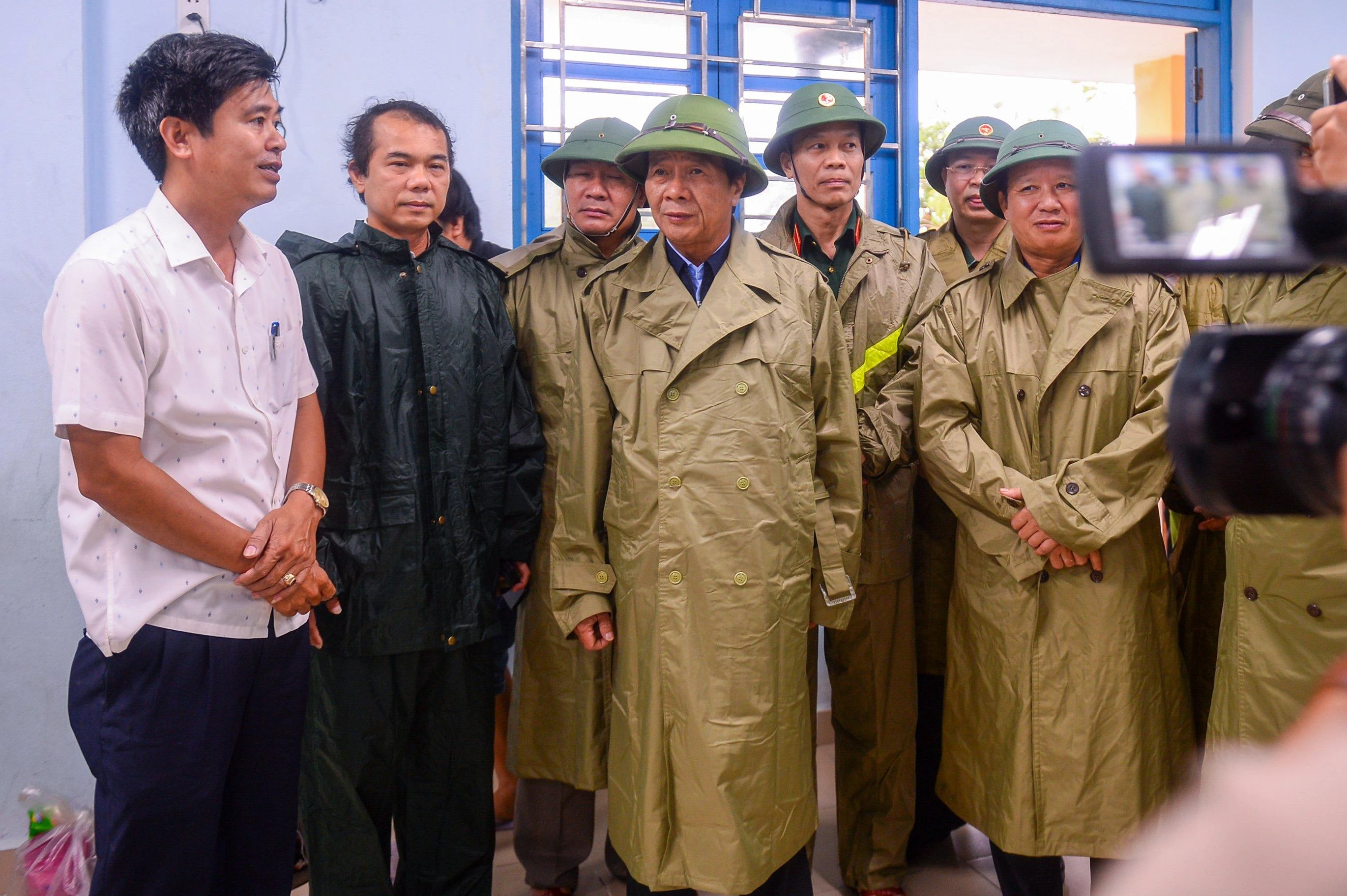 Đại diện lãnh đạo địa phương và trường học báo cáo với Phó Thủ tướng về tình hình tránh bão. Đại diện lãnh đạo địa phương và trường học báo cáo với Phó Thủ tướng về tình hình tránh bão.