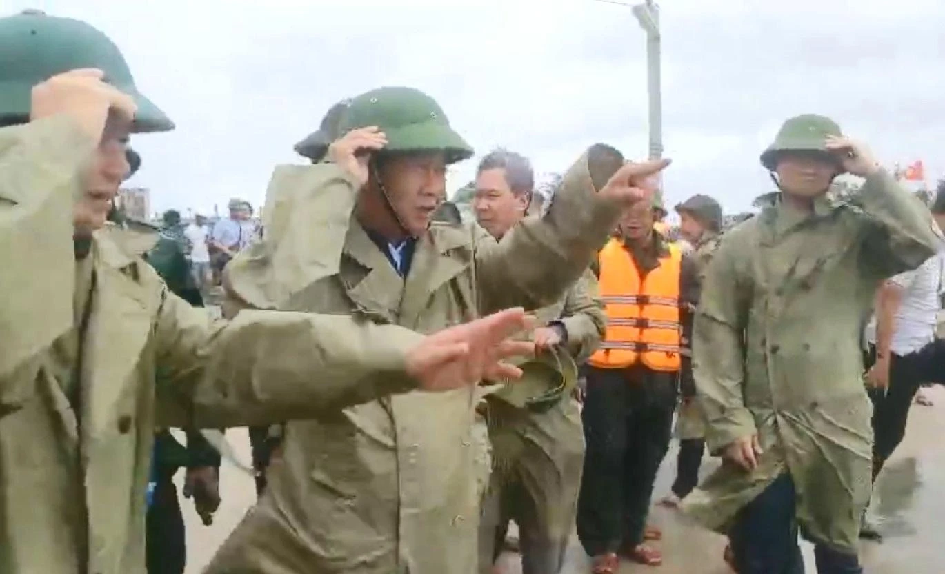 Gió vẫn thổi rất lớn ngay sau bão Noru vừa đi vào đất liền. Đoàn công tác của Phó Thủ tướng cùng lãnh đạo tỉnh Thừa Thiên - Huế đã thị sát những điểm bị ảnh hưởng do bão gây ra. Gió vẫn thổi rất lớn ngay sau bão Noru vừa đi vào đất liền. Đoàn công tác của Phó Thủ tướng cùng lãnh đạo tỉnh Thừa Thiên - Huế đã thị sát những điểm bị ảnh hưởng do bão gây ra.