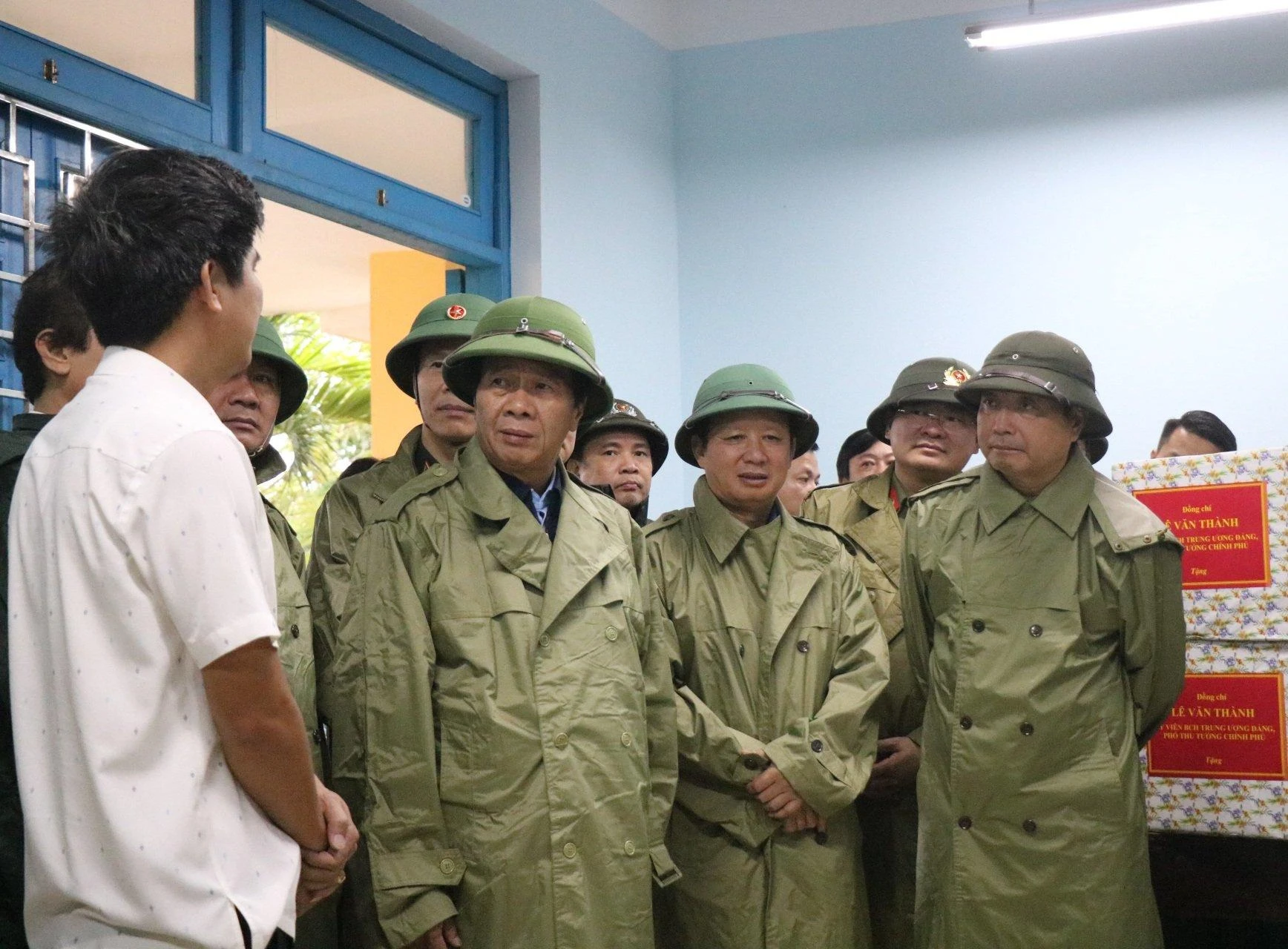 Phó Thủ tướng Lê Văn Thành (thứ 2 từ trái sang) kiểm tra điểm trú tránh bão của người dân tại Trường THCS Thuận An, TP Huế. Phó Thủ tướng Lê Văn Thành (thứ 2 từ trái sang) kiểm tra điểm trú tránh bão của người dân tại Trường THCS Thuận An, TP Huế.