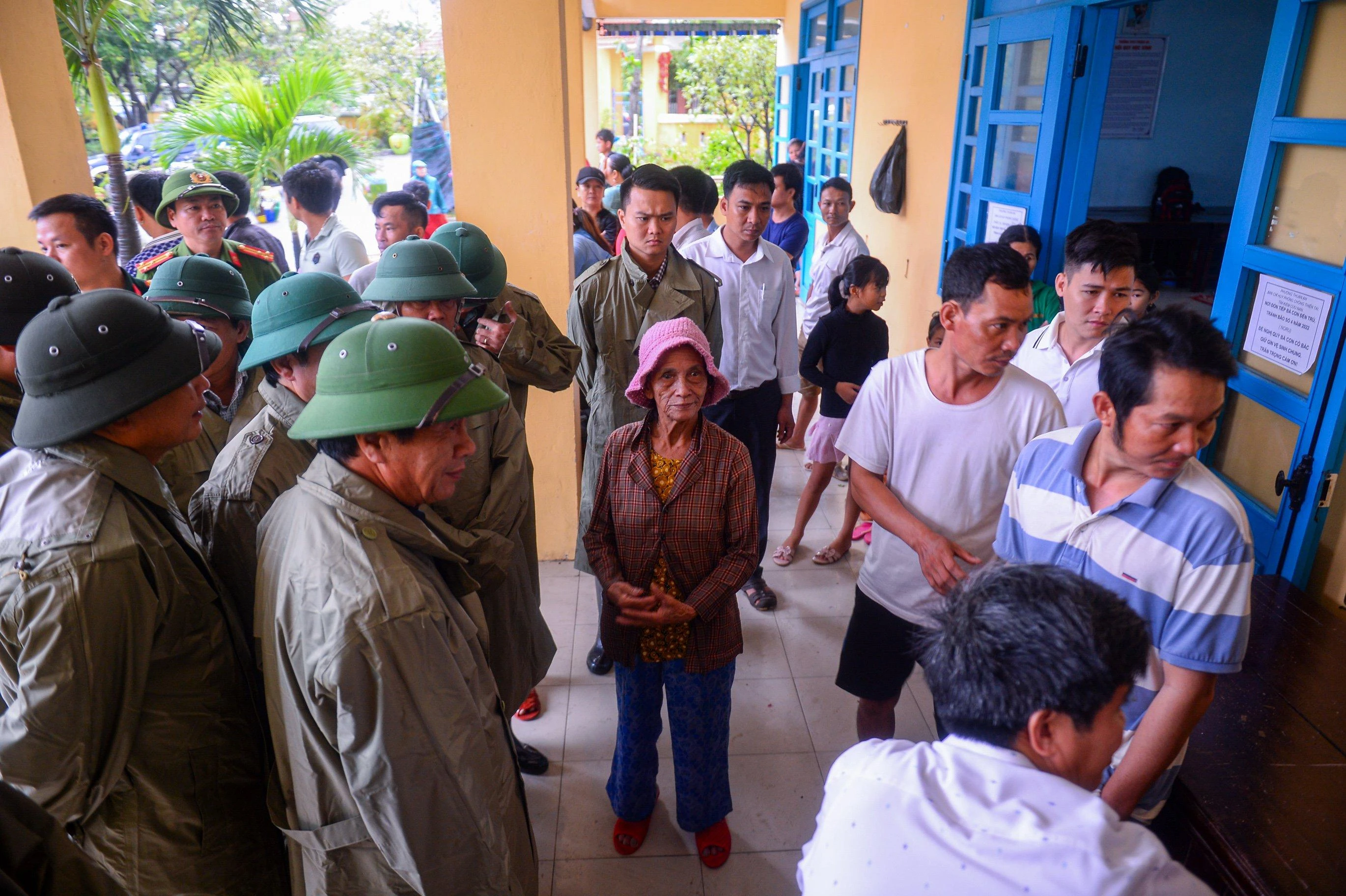 Phó Thủ tướng đến thăm người dân đang tránh trú bão tại điểm Trường THCS Thuận An, TP Huế. Phó Thủ tướng đến thăm người dân đang tránh trú bão tại điểm Trường THCS Thuận An, TP Huế.