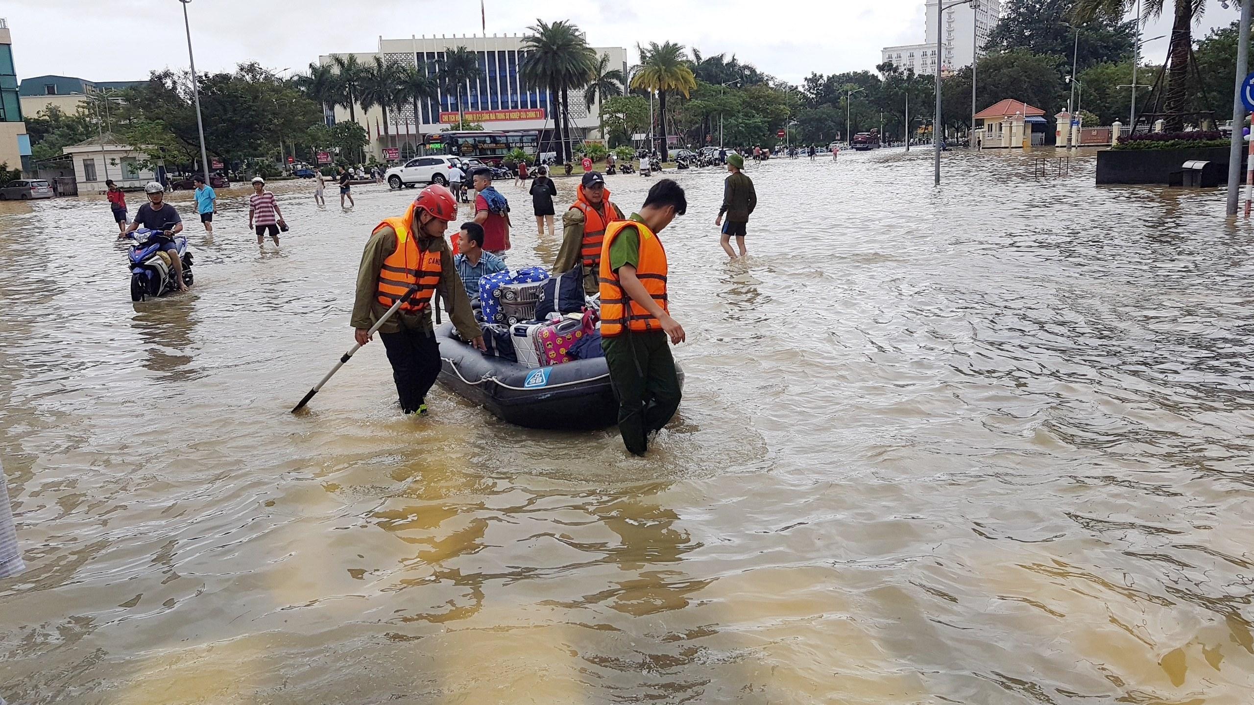 Lực lượng công an và quân đội giúp người dân di chuyển trên đường phố trung tâm TP Huế.