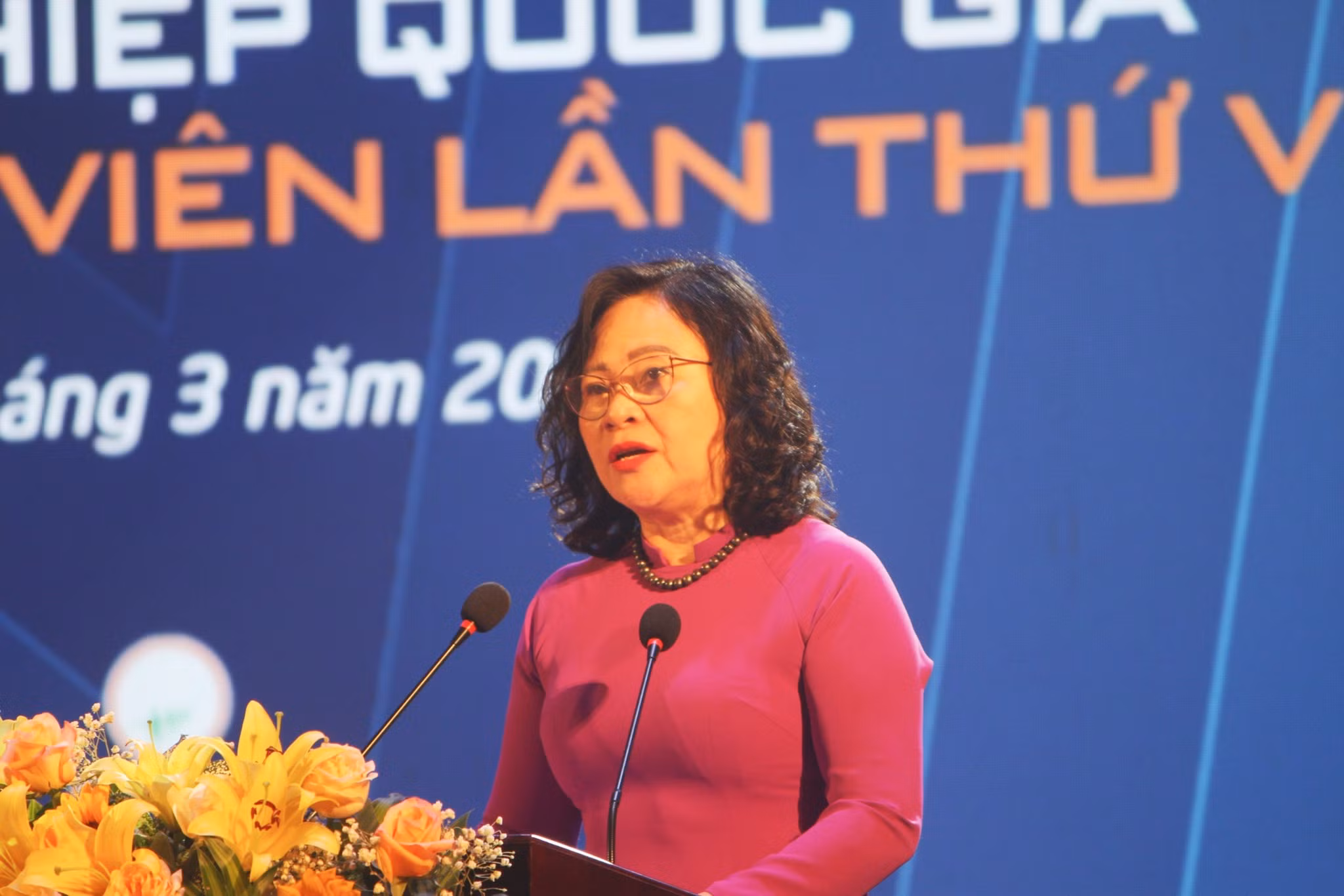 Thứ trưởng Bộ GD&ĐT Ngô Thị Minh báo cáo đề dẫn và khai mạc Ngày hội khởi nghiệp quốc gia của HS, SV lần thứ V.