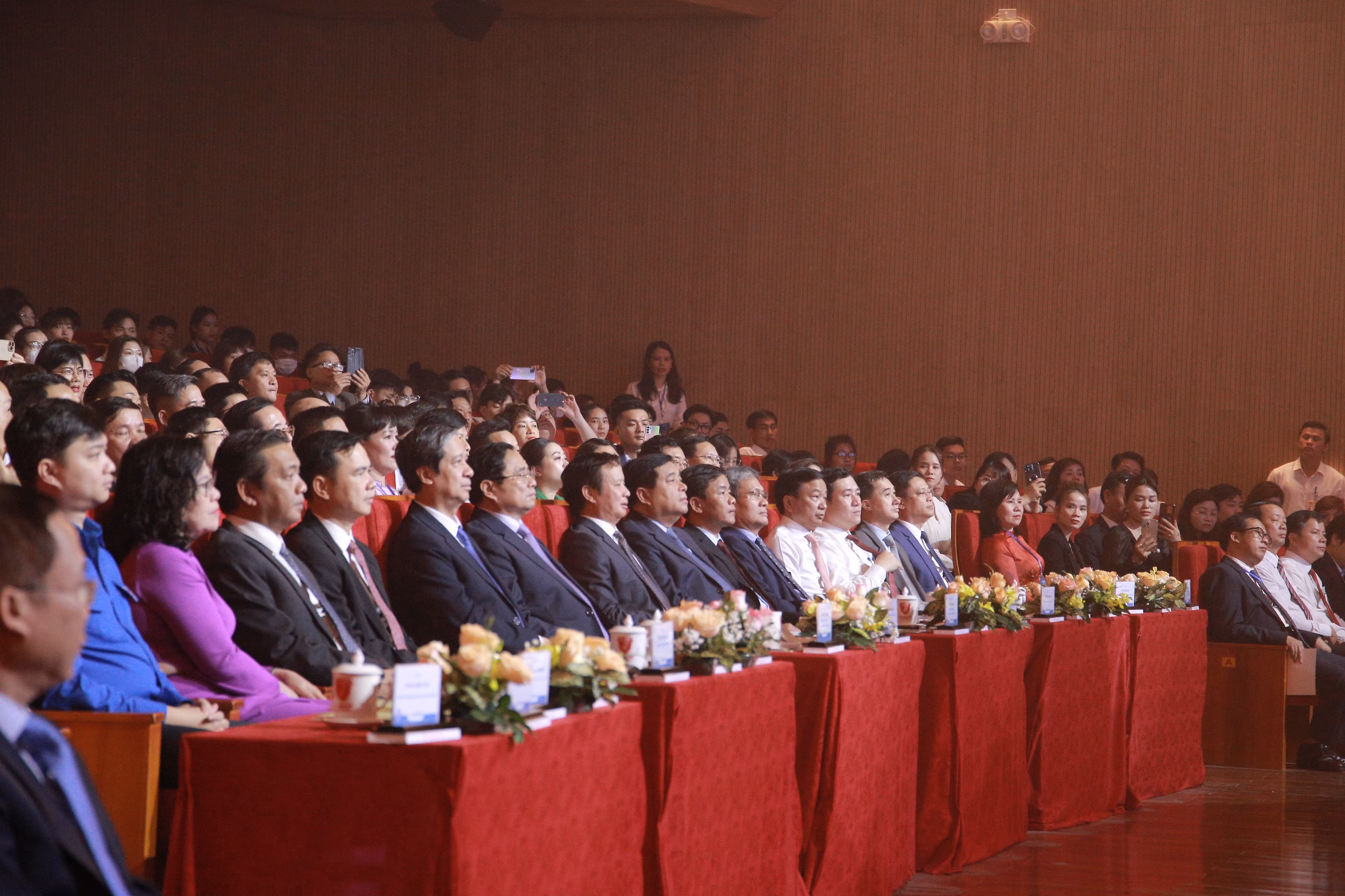 Lãnh đạo Đảng, Nhà nước, các Bộ ban ngành, tỉnh Thừa Thiên Huế và Đại học Huế.