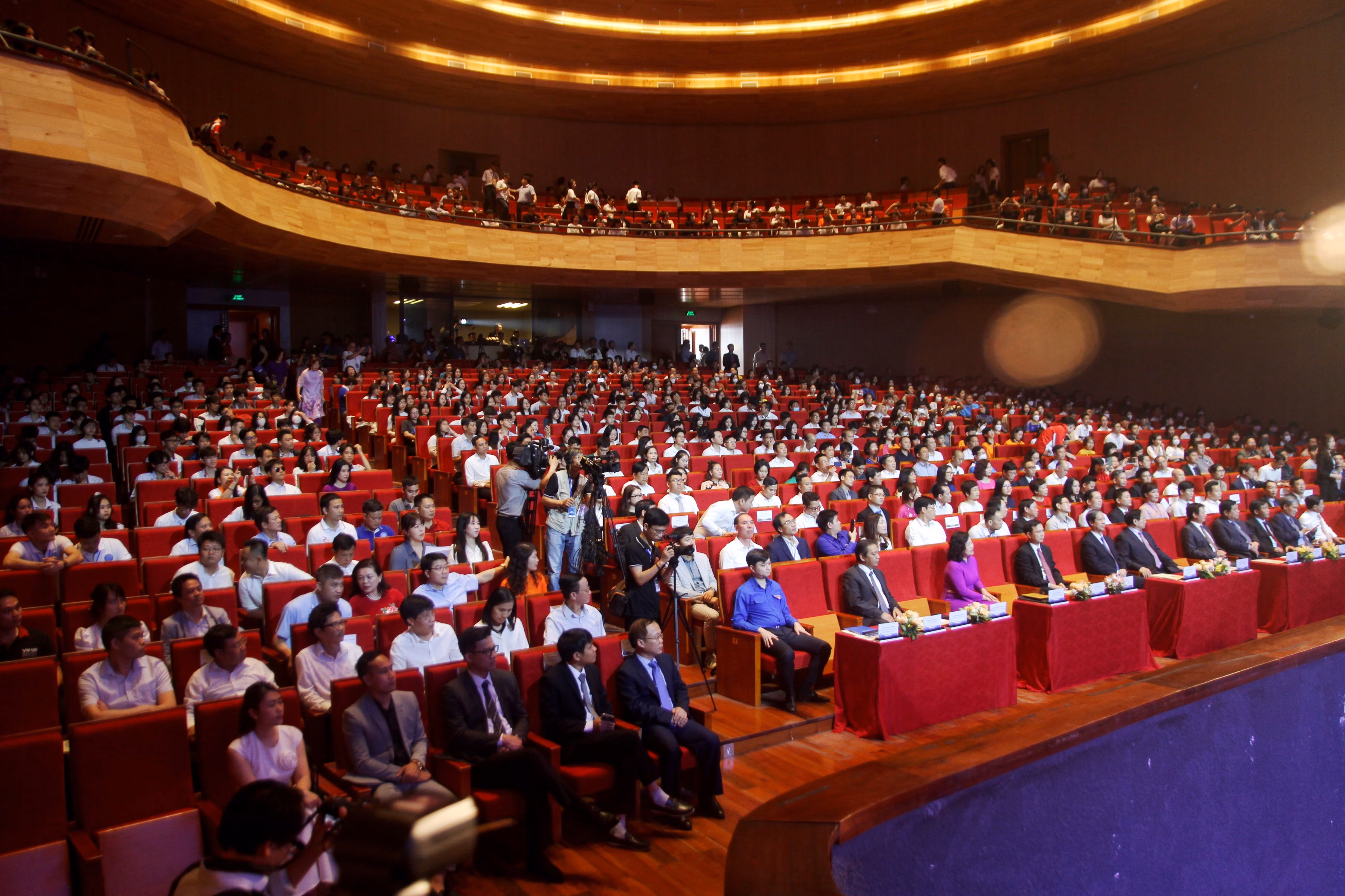 Buổi lễ khai mạc diễn ra tại Nhà hát Sông Hương với sự tham dự của đại diện lãnh đạo Đảng, Nhà nước, các Bộ ban ngành và đông đảo HS, SV toàn quốc.