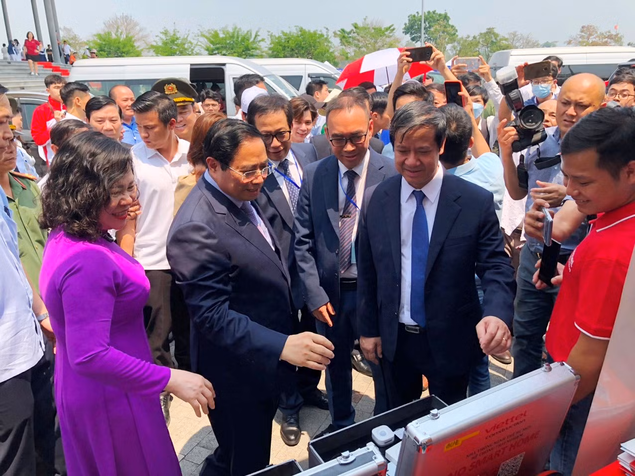 Thủ tướng cùng Bộ trưởng Nguyễn Kim Sơn, Thứ trưởng Ngô Thị Minh tham quan gian hàng dự thi của Khoa Kỹ thuật và Công nghệ - Đại học Huế. (Ảnh: Đại Dương).