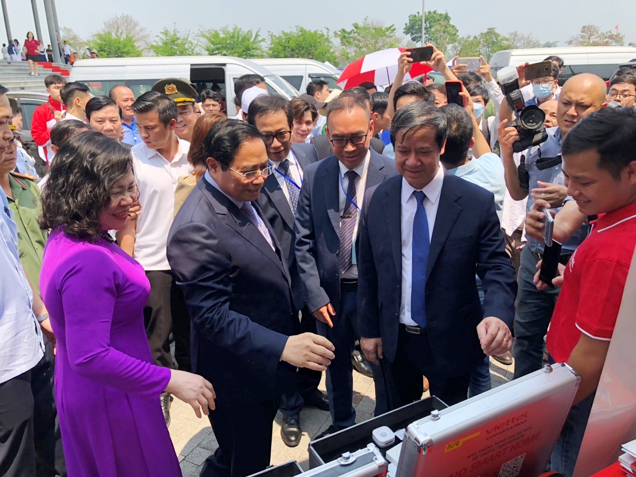 Thủ tướng cùng Bộ trưởng Nguyễn Kim Sơn, Thứ trưởng Ngô Thị Minh tham quan gian hàng dự thi của Khoa Kỹ thuật và Công nghệ - Đại học Huế. (Ảnh: Đại Dương).