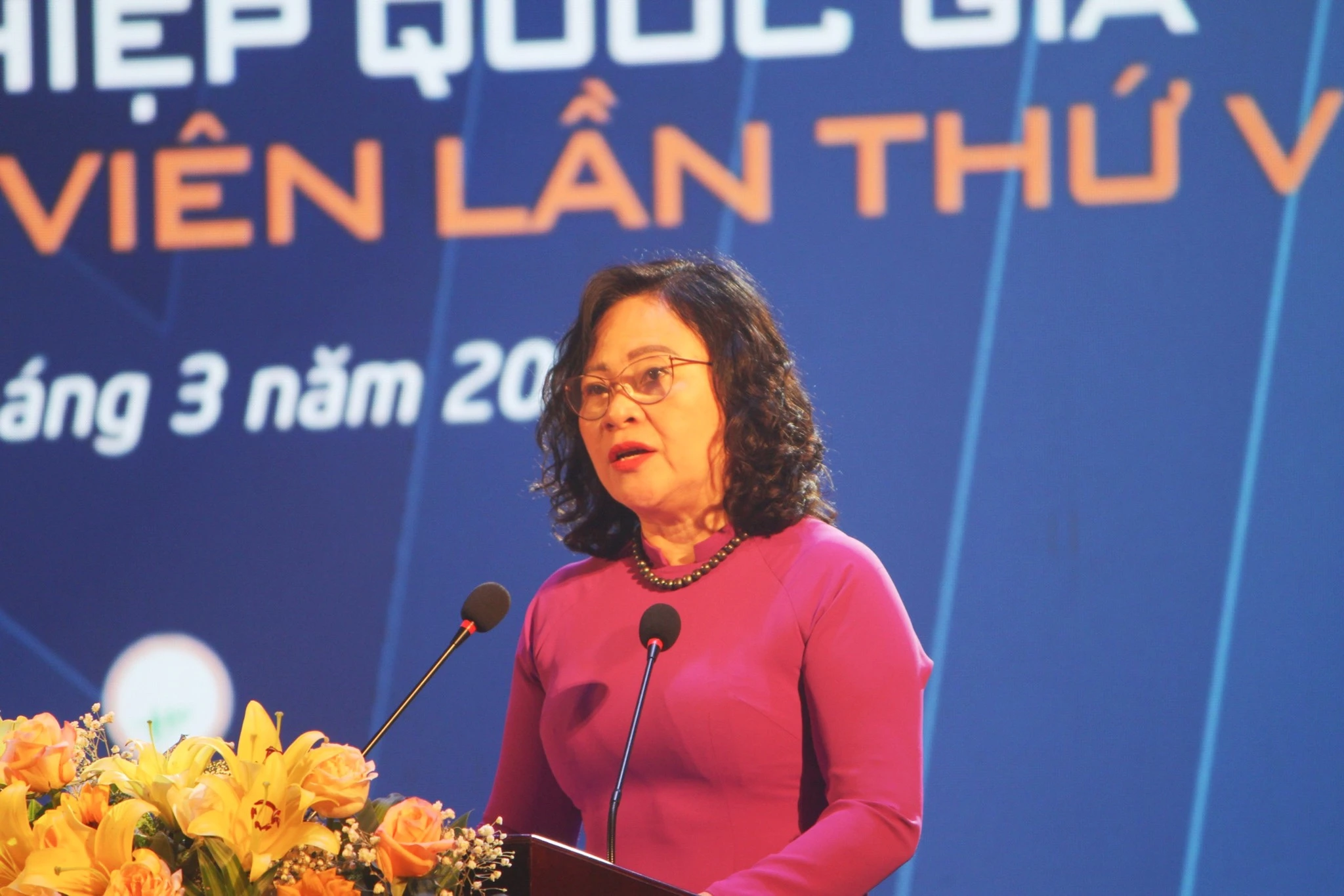 Thứ trưởng Bộ GD&ĐT Ngô Thị Minh báo cáo đề dẫn và khai mạc Ngày hội khởi nghiệp quốc gia của HS, SV lần thứ V.