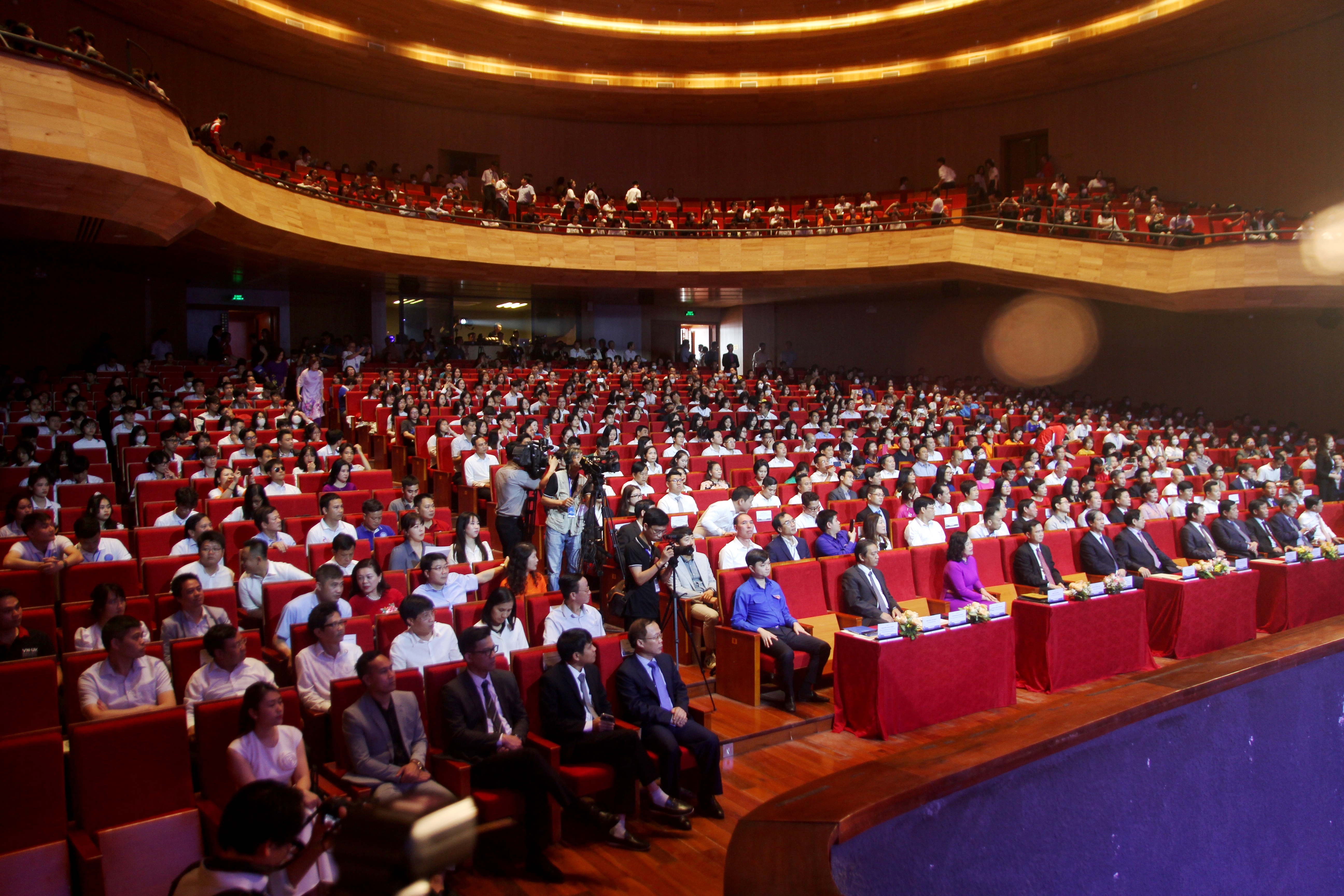 Buổi lễ khai mạc diễn ra tại Nhà hát Sông Hương với sự tham dự của đại diện lãnh đạo Đảng, Nhà nước, các Bộ ban ngành và đông đảo HS, SV toàn quốc.