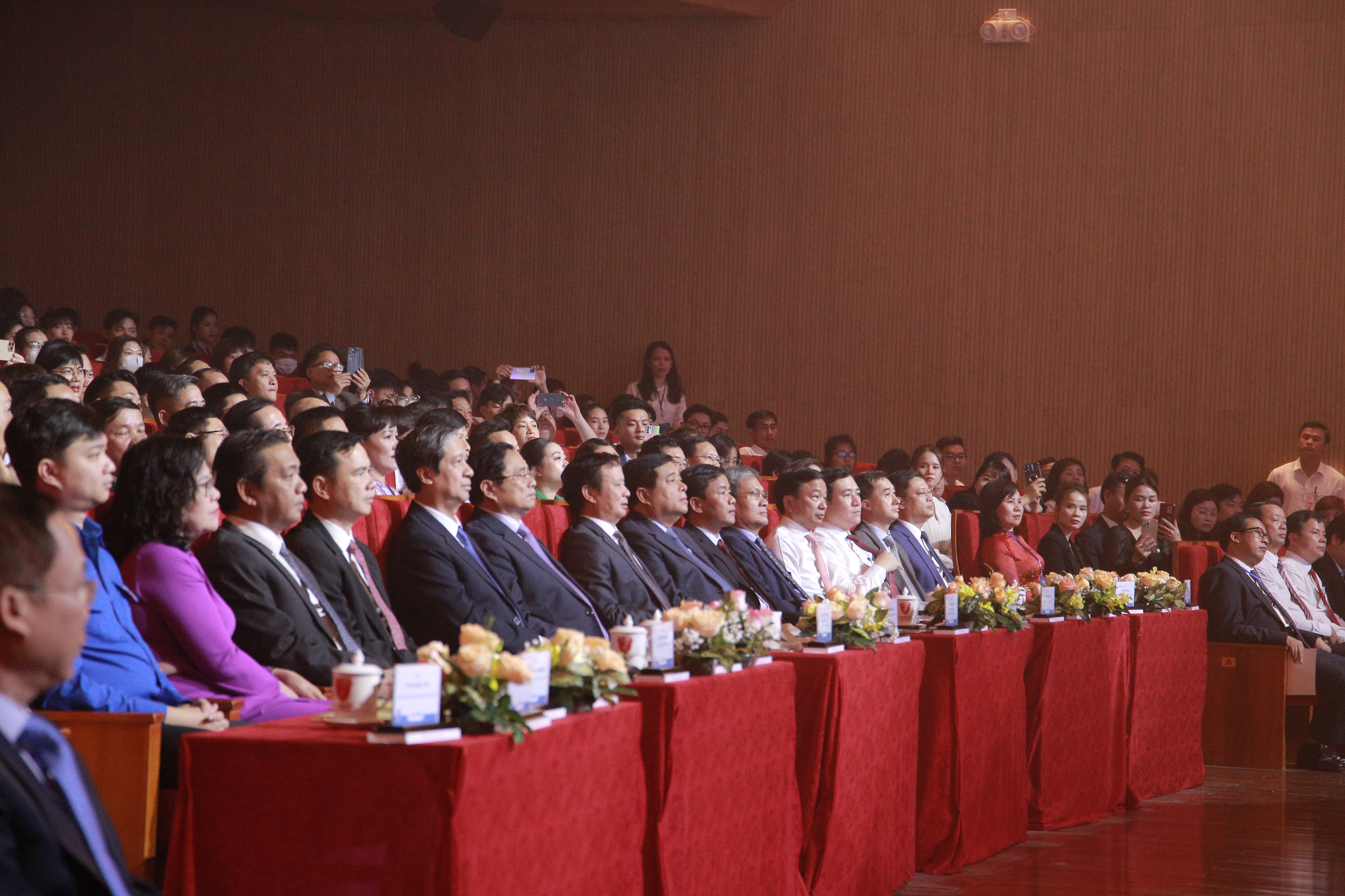 Lãnh đạo Đảng, Nhà nước, các Bộ ban ngành, tỉnh Thừa Thiên Huế và Đại học Huế.