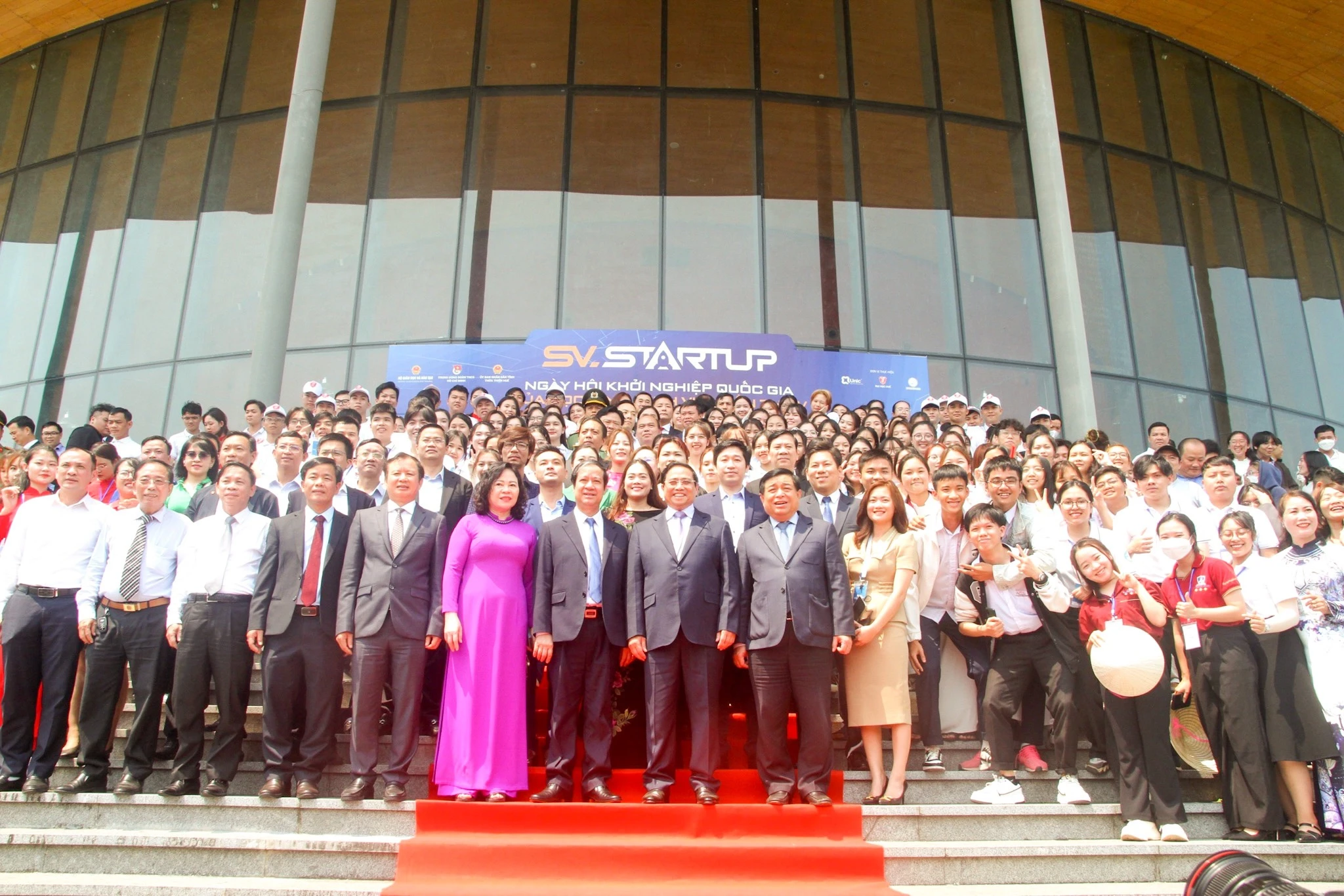 Thủ tướng chụp ảnh lưu niệm.