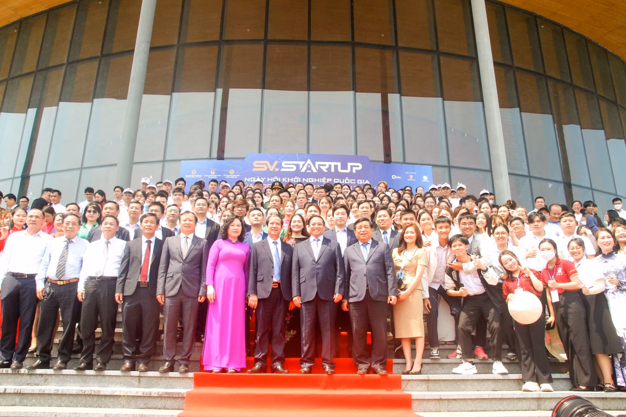 Thủ tướng chụp ảnh lưu niệm.