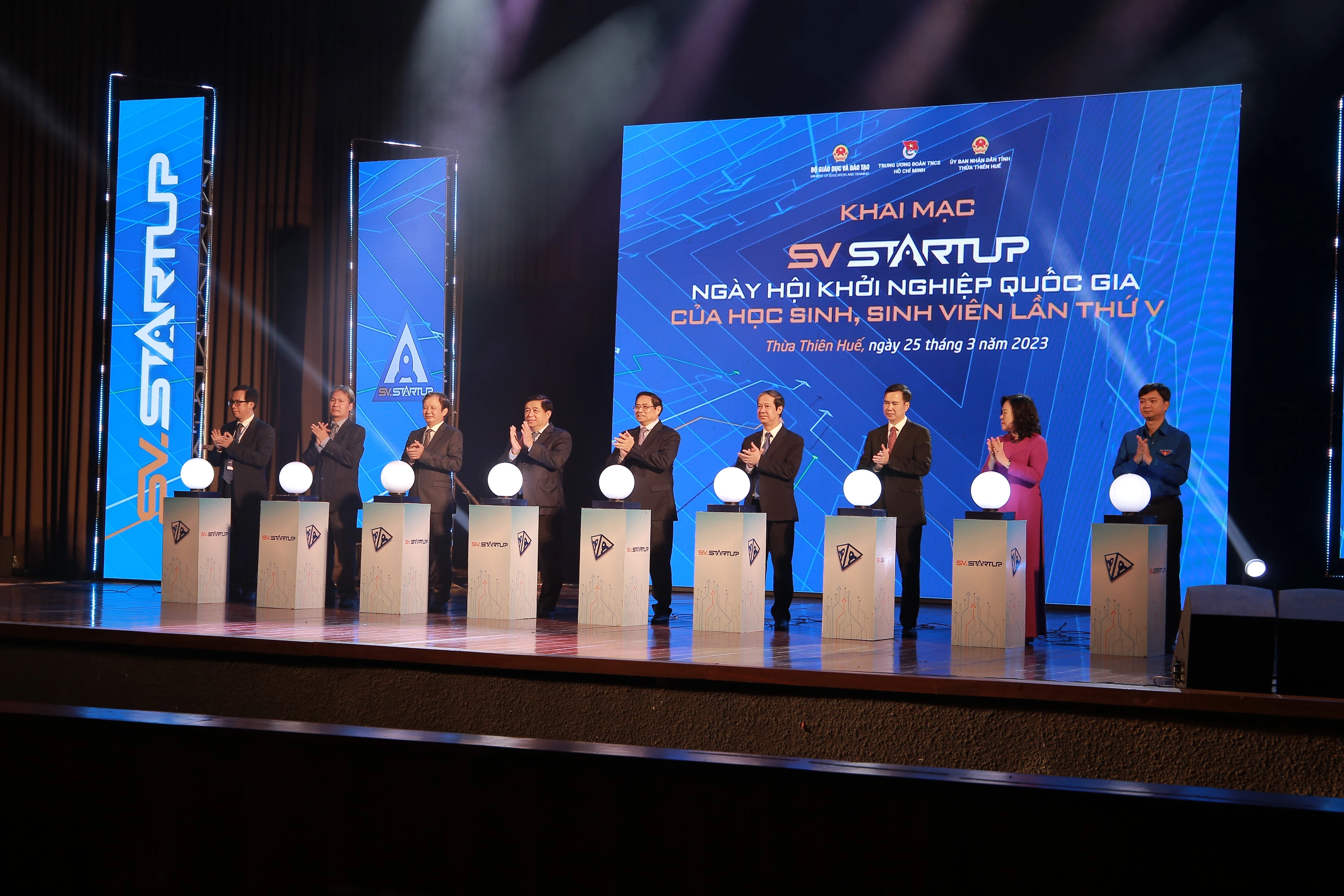 Các đại biểu ấn nút thực hiện nghi thức khởi động 'Ngày hội khởi nghiệp quốc gia của HS, SV lần thứ V'.