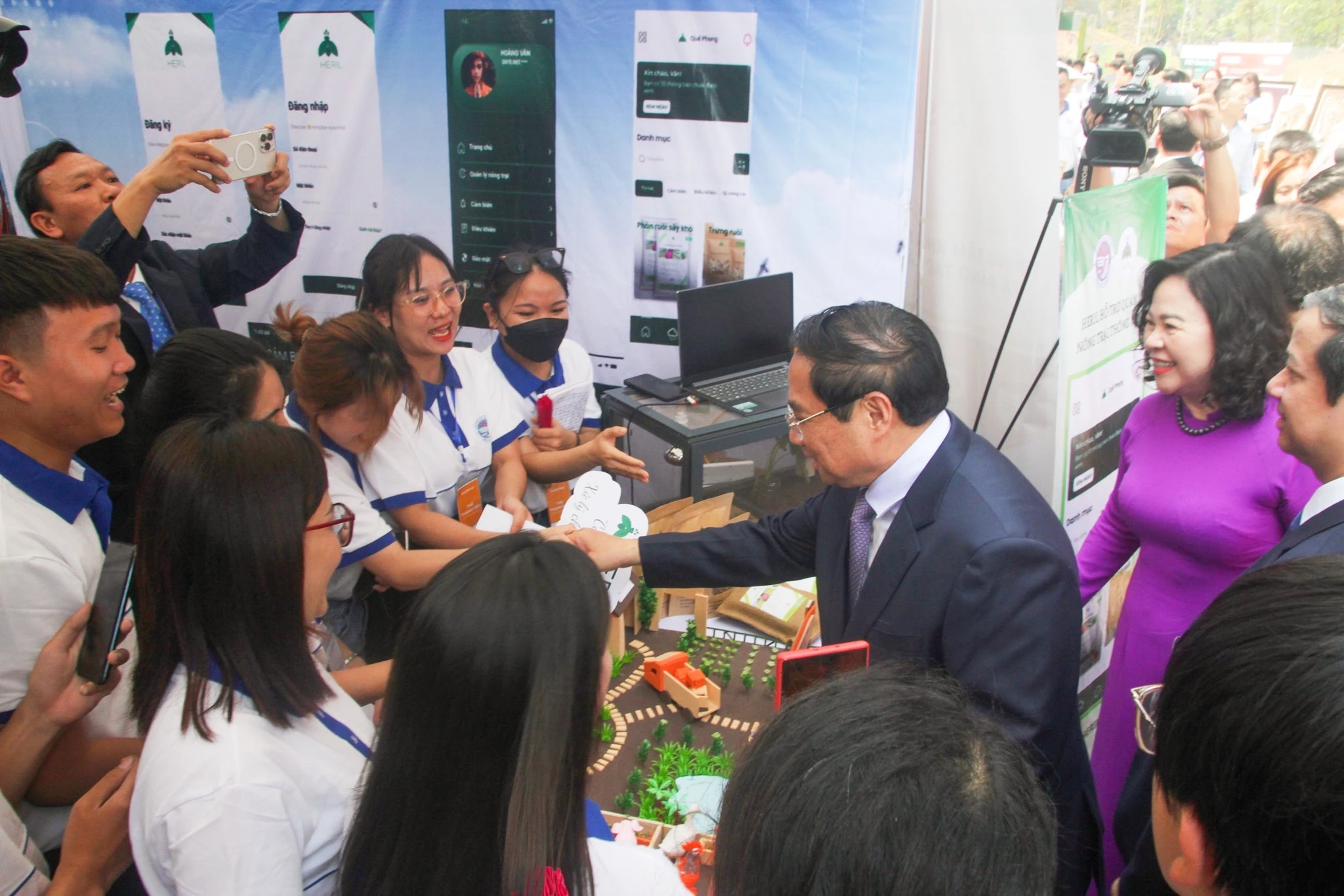 Các em HS, SV vui mừng trước sự quan tâm của Thủ tướng.