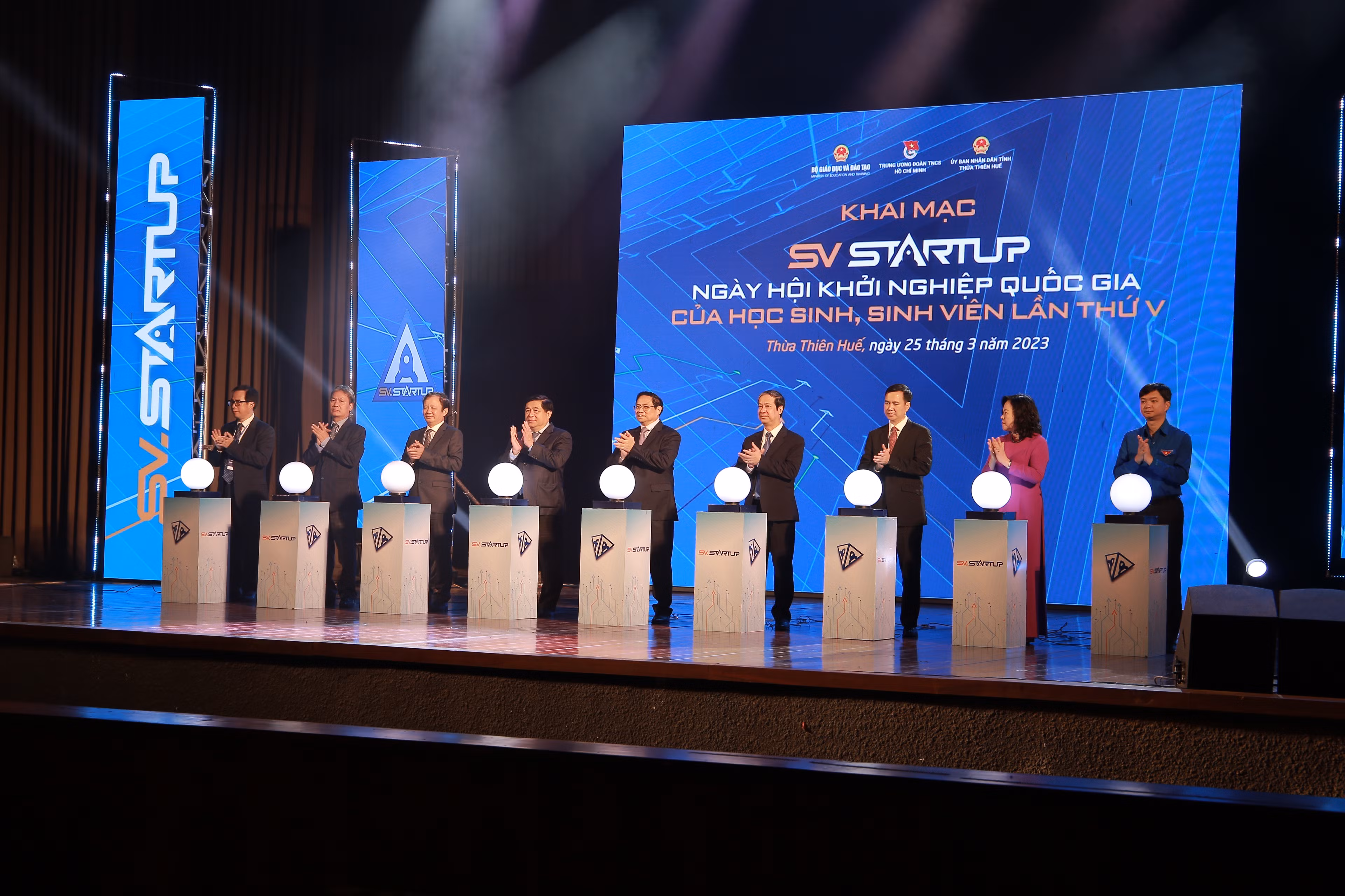 Các đại biểu ấn nút thực hiện nghi thức khởi động 'Ngày hội khởi nghiệp quốc gia của HS, SV lần thứ V'.